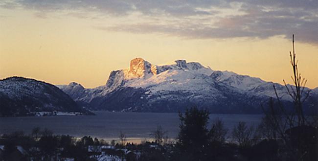 n1 Hornelen.jpg - Hornelen vinter 2001 (Photo by Brobakke)